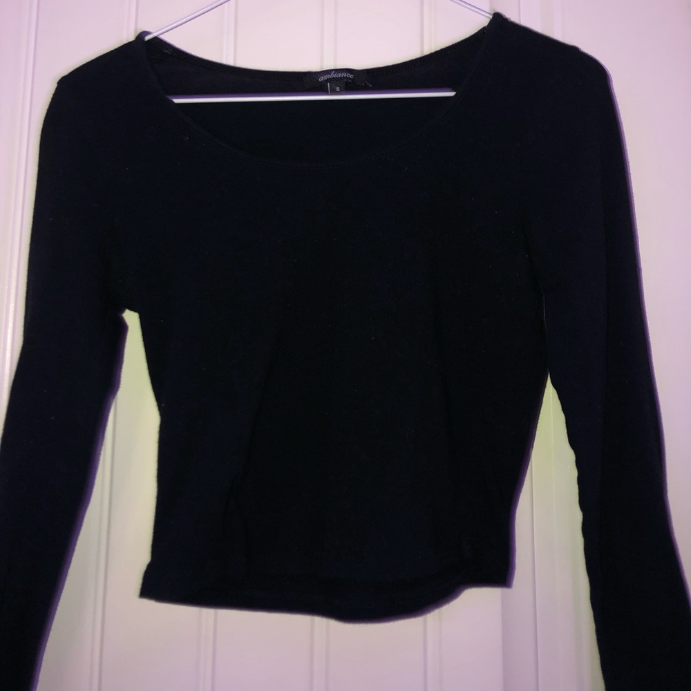 black long sleeve crop top